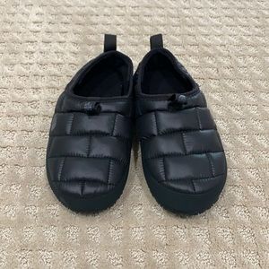 Boys size 2 the north face slippers mule.